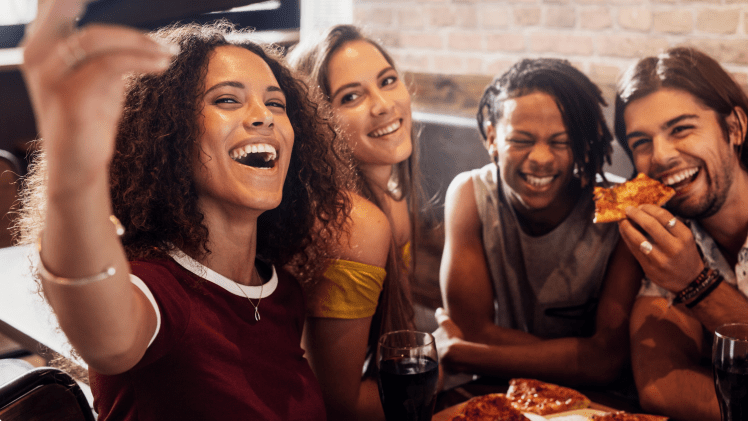 amis mangeant une pizza