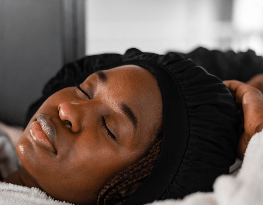 femme noire qui dort avec bonnet de nuit