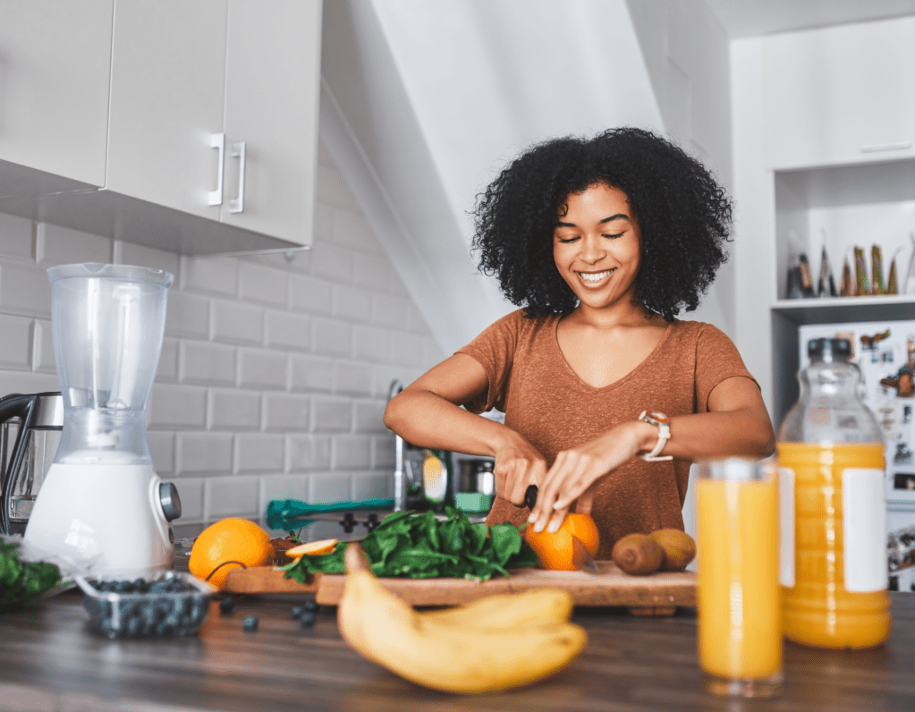 femme qui prepare bons plats sains bon pour les cheveux afro