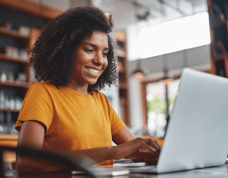 femme noire devant ordinateur