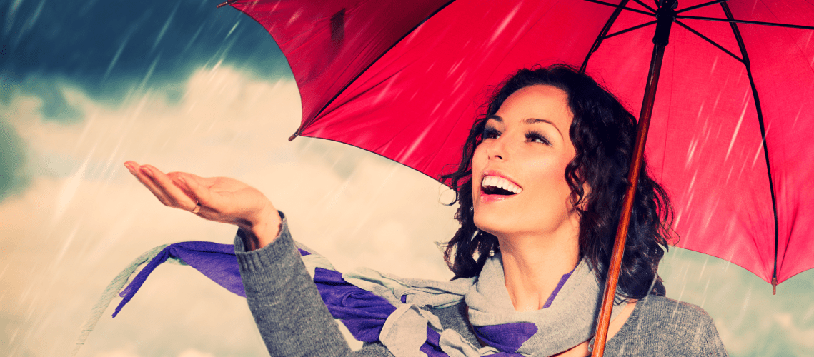 femme a paris sous la pluie