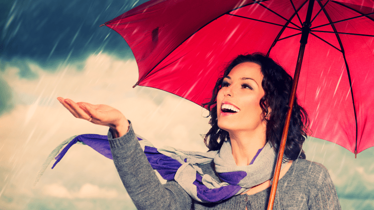 femme a paris sous la pluie