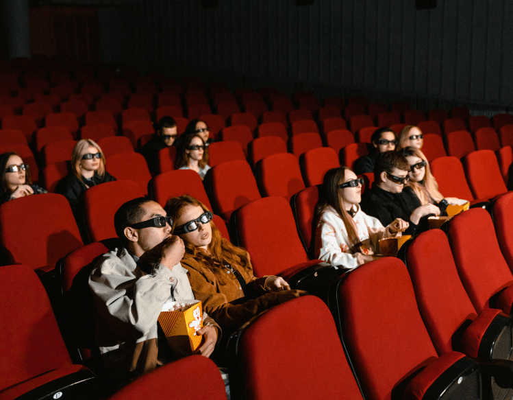 personnes au cinema a paris