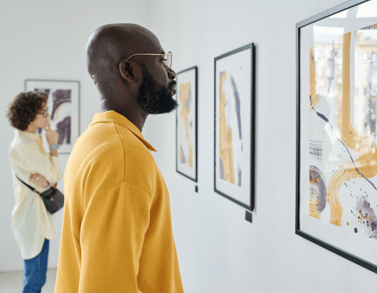 personne devant une exposition a paris