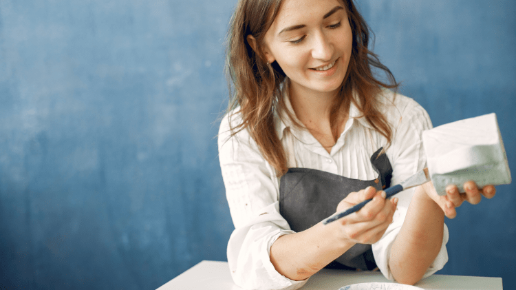 femme peinture sur ceramique
