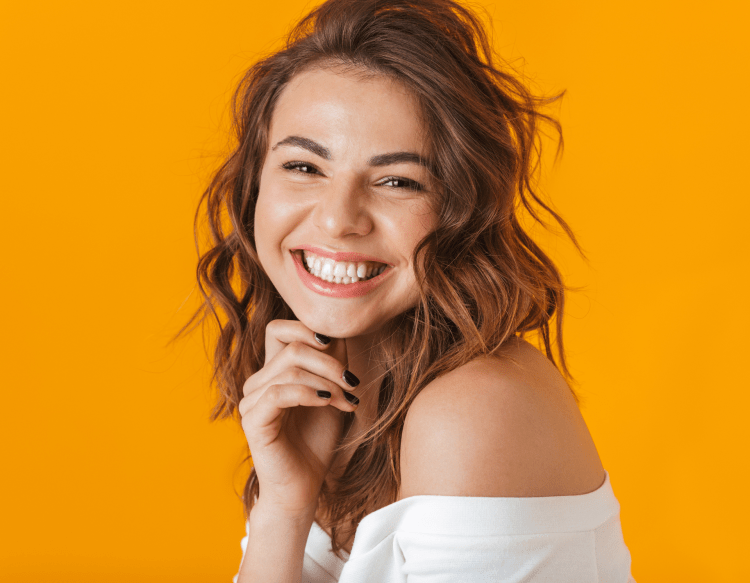 tir tir fond de teint - femme souriante article